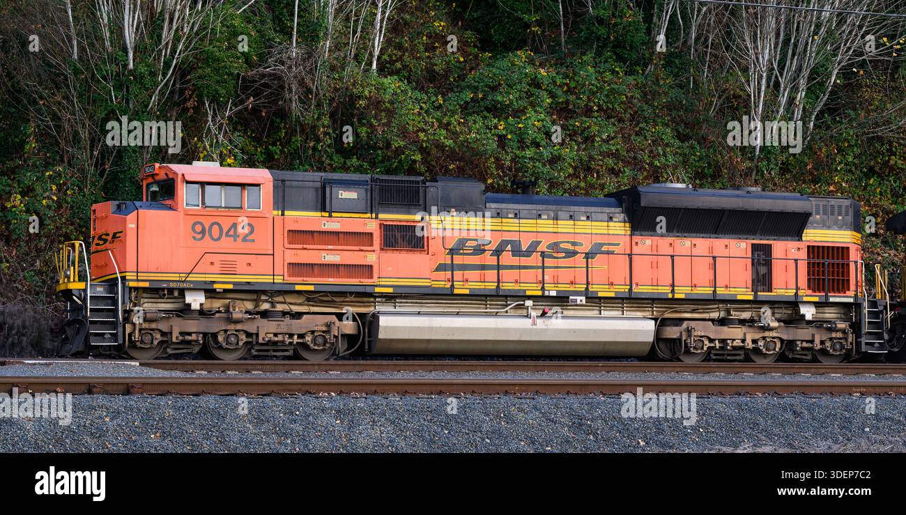 Everett, WA, USA - 20 novembre 2025; locomotiva merci BNSF SD70ACe con logo Swoosh in livrea arancione Foto Stock