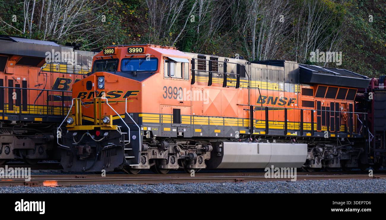 Everett WA, USA - 20 novembre 2025; locomotiva merci diesel Orange BNSF ET44C4 Foto Stock