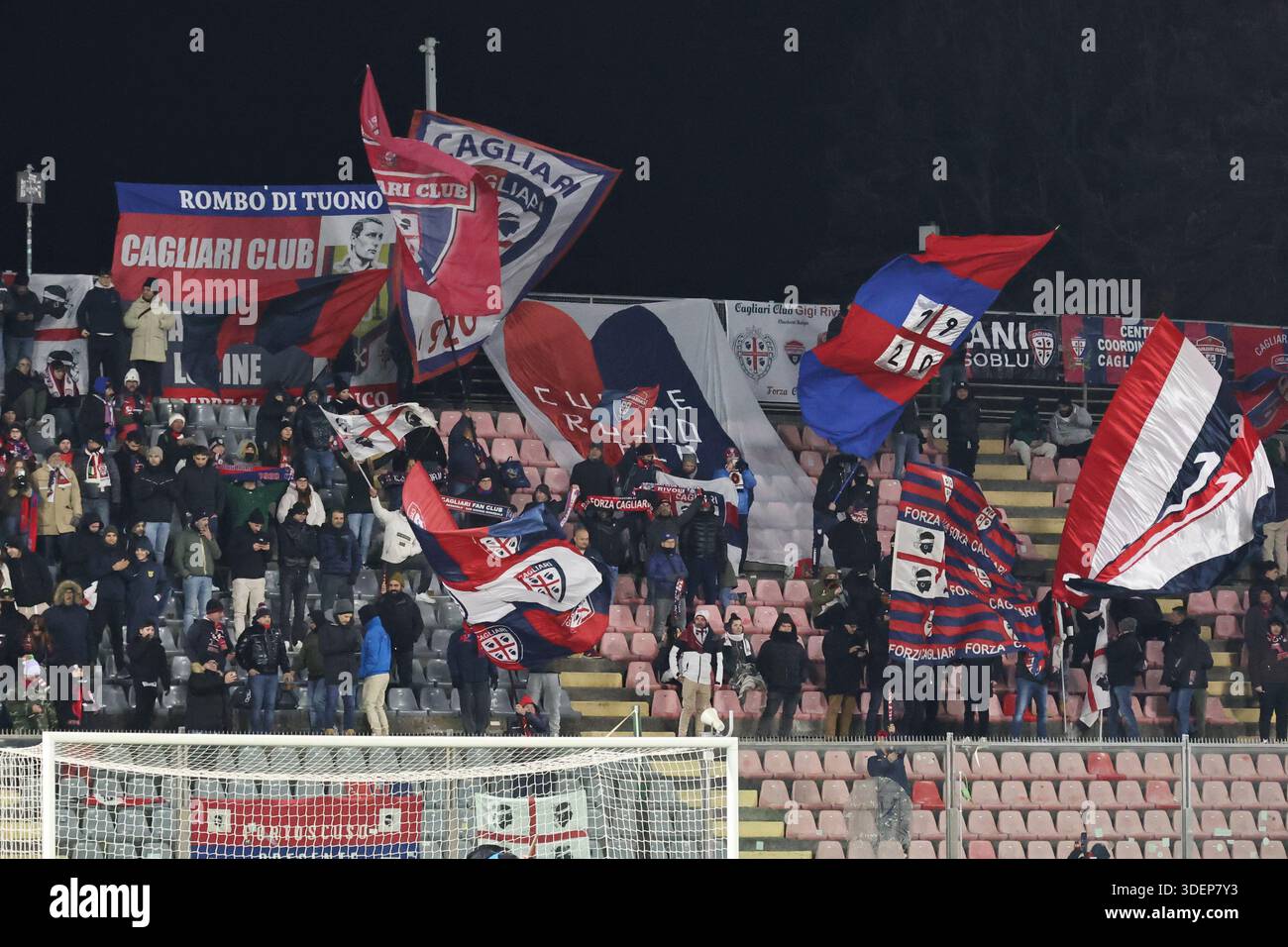 Tifosi del Cagliari durante la partita di serie A tra Cremonese e Cagliari allo stadio Giovanni Zini di Cremona, Italia. 8 gennaio 2026. Sport - calcio . (Foto di Alberto Mariani/Lapresse) credito: LaPresse/Alamy Live News Foto Stock