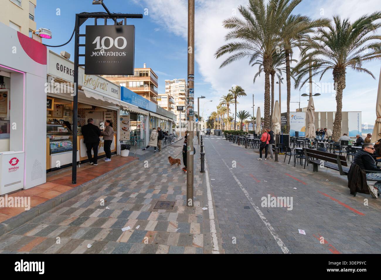 Bancarelle di cibo sul lungomare di San Juan l'8 gennaio 2026, Spagna Foto Stock