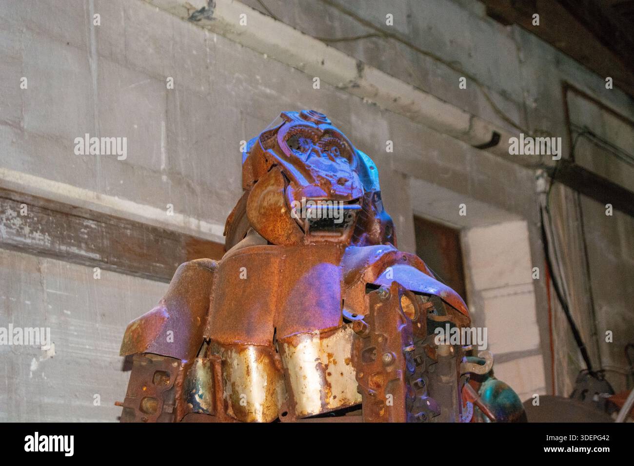 Scultura Rusty Metallic robot con illuminazione blu Foto Stock