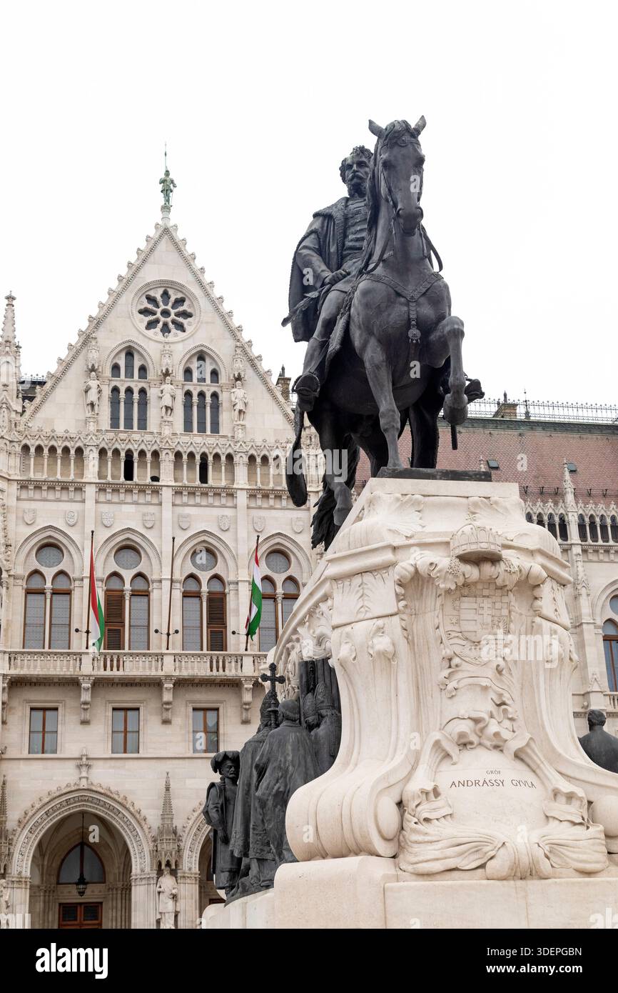 Statua di Gyula Andrássy in Piazza Kossuth, presso l'edificio del Parlamento ungherese, a Budapest, Ungheria. Foto Stock