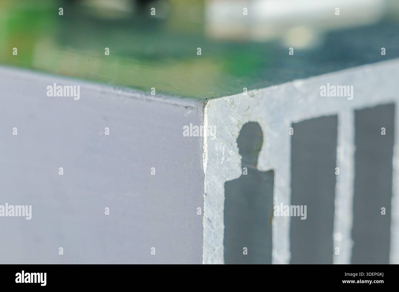 Primo piano dell'angolo di un dissipatore di calore in alluminio con alette visibili Foto Stock