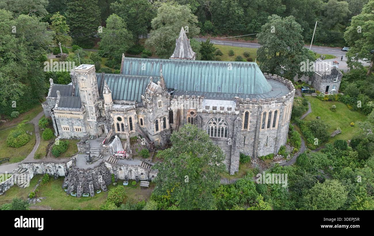 Vista aerea di St Conan's Kirk, una chiesa storica sulle rive di Loch Awe, Argyll e Bute, Scozia, Regno Unito. Foto Stock