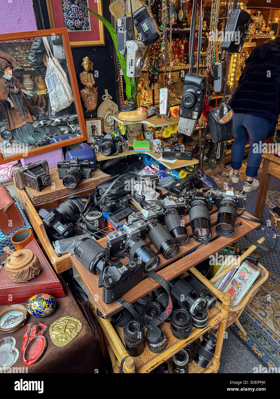 Macchine fotografiche vintage in vendita al mercato delle pulci Marché Vernaison, Saint-Ouen, Parigi. Foto Stock