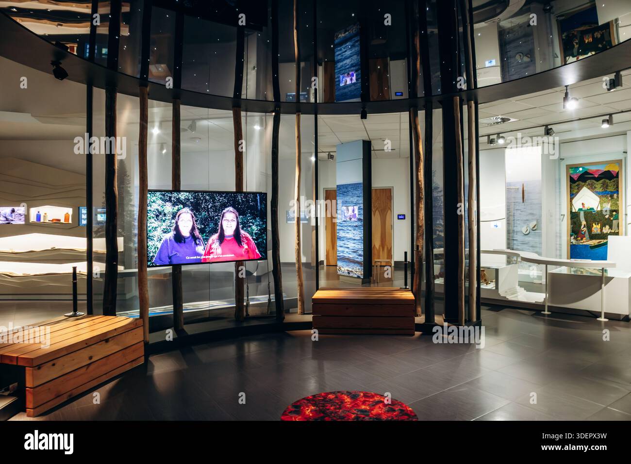 Mashteuiatsh, Canada - 18 agosto 2025: Vista interna del Musee ilnu de Mashteuiatsh con coinvolgente design espositivo, video installazioni e tra Foto Stock