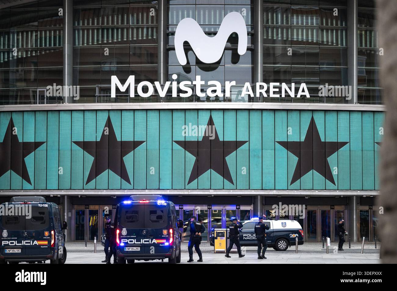 Madrid, Spagna. 8 gennaio 2026. Gli agenti di polizia arrivano allo stadio Movistar Arena prima della partita di basket dell'EuroLeague tra il Real Madrid e il Maccabi Rapyd Tel Aviv. La partita di basket si svolse senza spettatori, come precauzione di sicurezza e con un grande dispiegamento della polizia all'esterno. Crediti: Marcos del Mazo/Alamy Live News Foto Stock