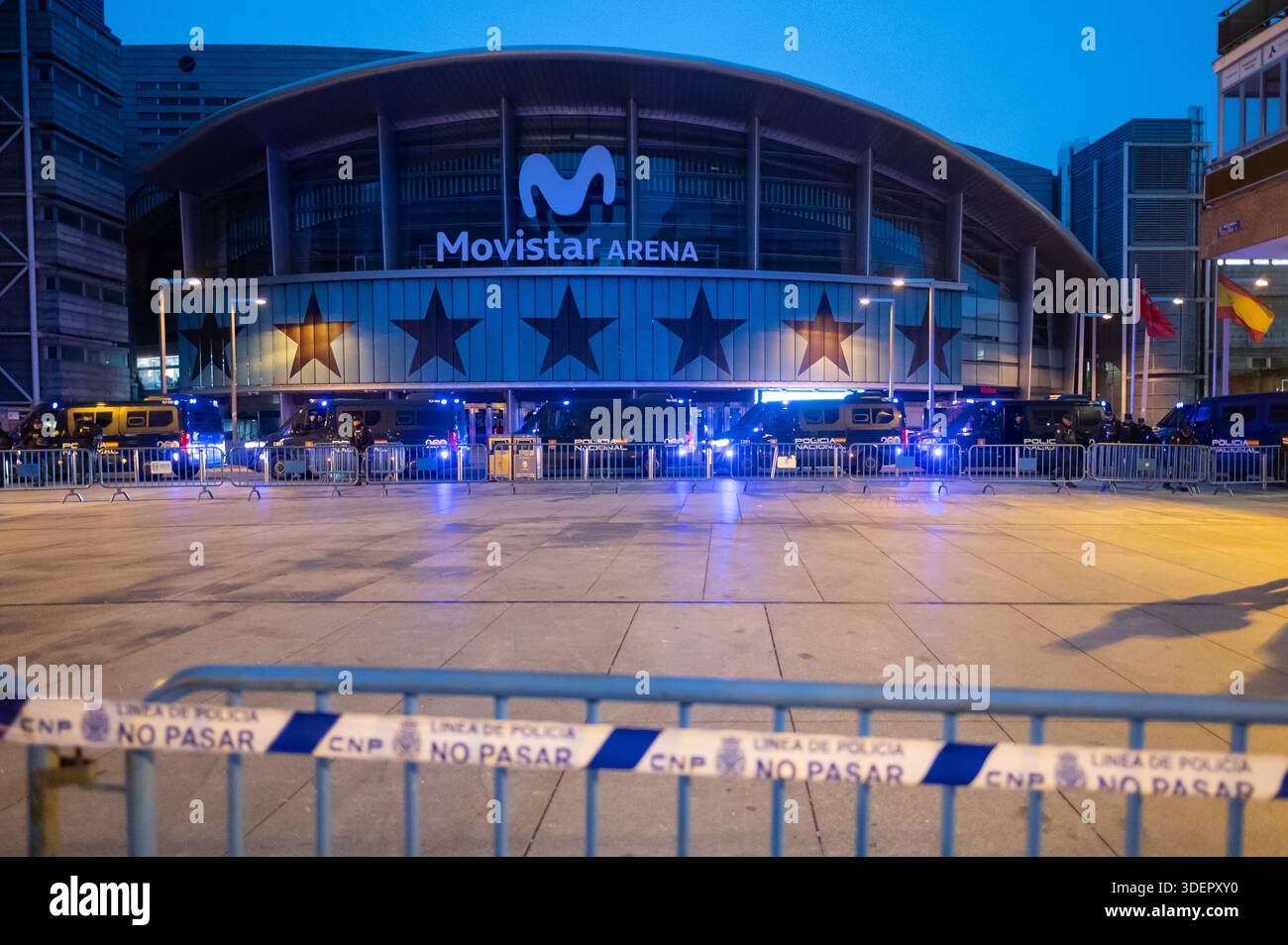 Madrid, Spagna. 8 gennaio 2026. La polizia blocca l'ingresso allo stadio Movistar Arena prima della partita di basket dell'EuroLeague tra il Real Madrid e il Maccabi Rapyd Tel Aviv. La partita di basket si svolse senza spettatori, come precauzione di sicurezza e con un grande dispiegamento della polizia all'esterno. Crediti: Marcos del Mazo/Alamy Live News Foto Stock