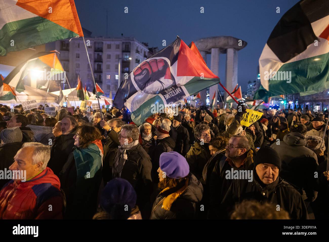 Madrid, Spagna. 8 gennaio 2026. Manifestanti pro-palestinesi che sventolano bandiere durante una protesta fuori dallo stadio Movistar Arena in vista della partita di basket dell'EuroLeague tra il Real Madrid e il Maccabi Rapyd Tel Aviv. La partita di basket si è svolta senza spettatori, come precauzione di sicurezza e con un grande dispiegamento della polizia fuori dallo stadio come dimostrazione contro Israele. Crediti: Marcos del Mazo/Alamy Live News Foto Stock