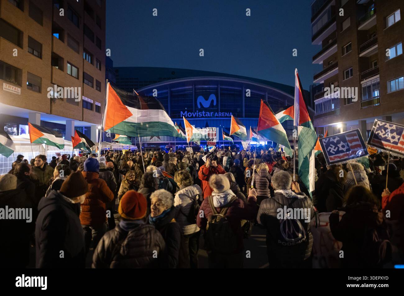 Madrid, Spagna. 8 gennaio 2026. Manifestanti pro-palestinesi che sventolano bandiere durante una protesta fuori dallo stadio Movistar Arena in vista della partita di basket dell'EuroLeague tra il Real Madrid e il Maccabi Rapyd Tel Aviv. La partita di basket si è svolta senza spettatori, come precauzione di sicurezza e con un grande dispiegamento della polizia fuori dallo stadio come dimostrazione contro Israele. Crediti: Marcos del Mazo/Alamy Live News Foto Stock