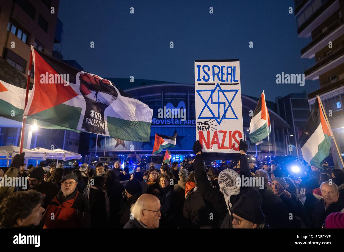 Madrid, Spagna. 8 gennaio 2026. Manifestanti pro-palestinesi che sventolano bandiere durante una protesta fuori dallo stadio Movistar Arena in vista della partita di basket dell'EuroLeague tra il Real Madrid e il Maccabi Rapyd Tel Aviv. La partita di basket si è svolta senza spettatori, come precauzione di sicurezza e con un grande dispiegamento della polizia fuori dallo stadio come dimostrazione contro Israele. Crediti: Marcos del Mazo/Alamy Live News Foto Stock