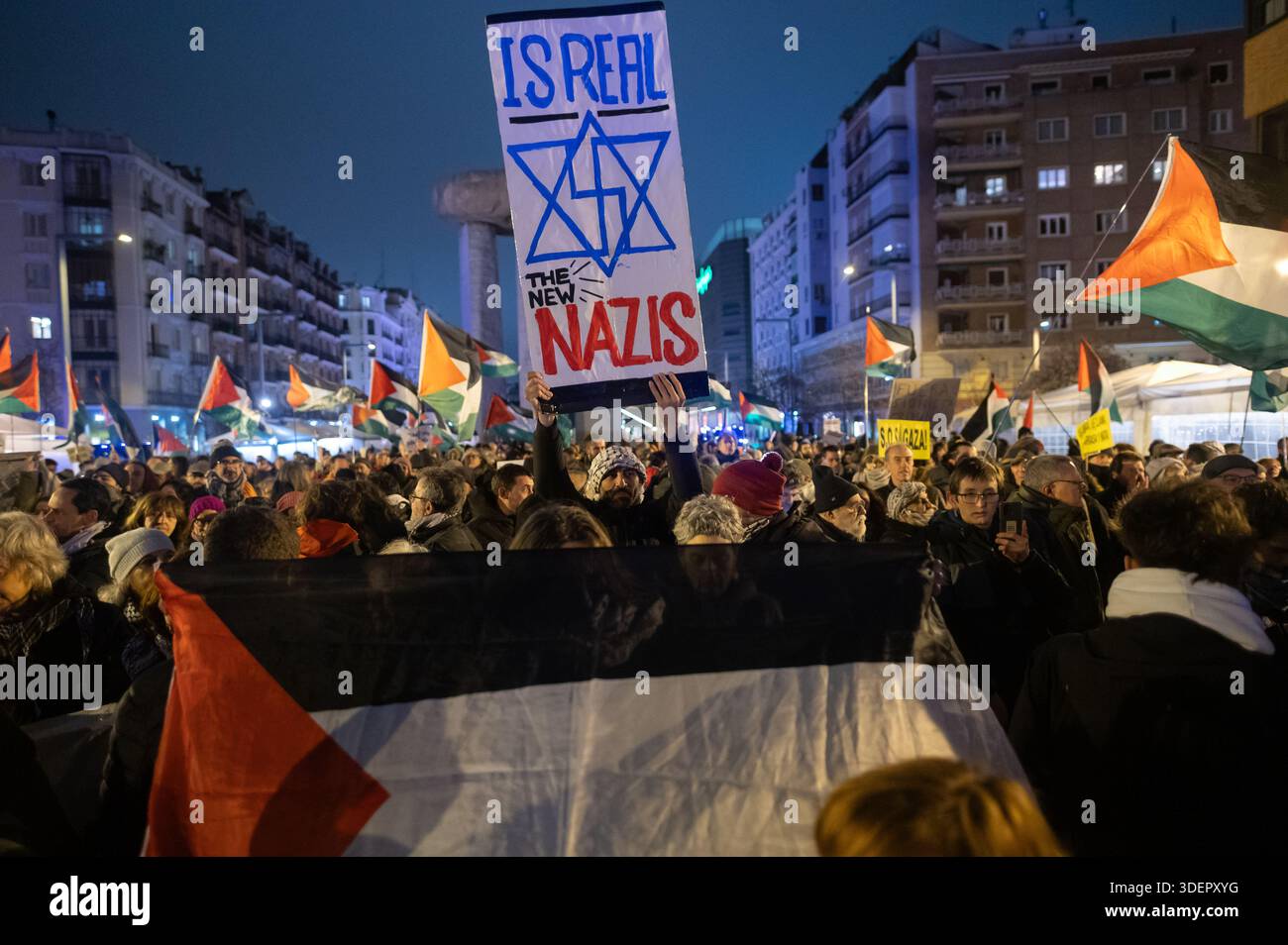 Madrid, Spagna. 8 gennaio 2026. Manifestanti pro-palestinesi che sventolano bandiere durante una protesta fuori dallo stadio Movistar Arena in vista della partita di basket dell'EuroLeague tra il Real Madrid e il Maccabi Rapyd Tel Aviv. La partita di basket si è svolta senza spettatori, come precauzione di sicurezza e con un grande dispiegamento della polizia fuori dallo stadio come dimostrazione contro Israele. Crediti: Marcos del Mazo/Alamy Live News Foto Stock