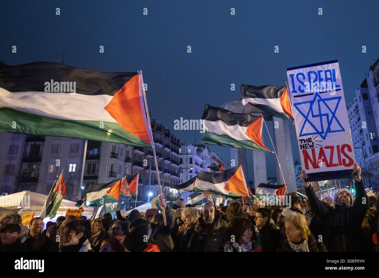 Madrid, Spagna. 8 gennaio 2026. Manifestanti pro-palestinesi che sventolano bandiere durante una protesta fuori dallo stadio Movistar Arena in vista della partita di basket dell'EuroLeague tra il Real Madrid e il Maccabi Rapyd Tel Aviv. La partita di basket si è svolta senza spettatori, come precauzione di sicurezza e con un grande dispiegamento della polizia fuori dallo stadio come dimostrazione contro Israele. Crediti: Marcos del Mazo/Alamy Live News Foto Stock