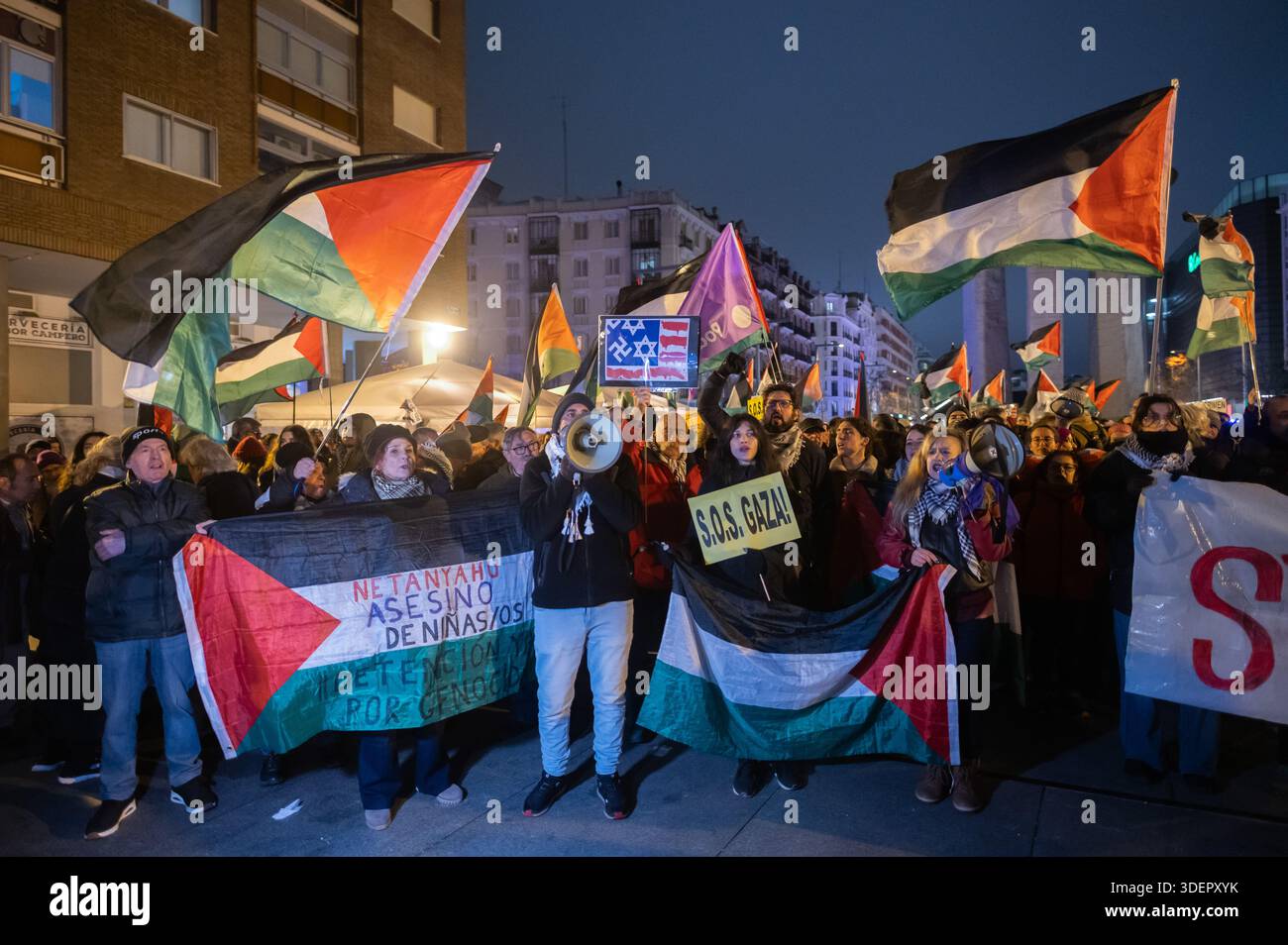 Madrid, Spagna. 8 gennaio 2026. Manifestanti pro-palestinesi che urlano e sventolano bandiere durante una protesta fuori dallo stadio Movistar Arena in vista della partita di basket EuroLeague tra il Real Madrid e il Maccabi Rapyd Tel Aviv. La partita di basket si è svolta senza spettatori, come precauzione di sicurezza e con un grande dispiegamento della polizia fuori dallo stadio come dimostrazione contro Israele. Crediti: Marcos del Mazo/Alamy Live News Foto Stock