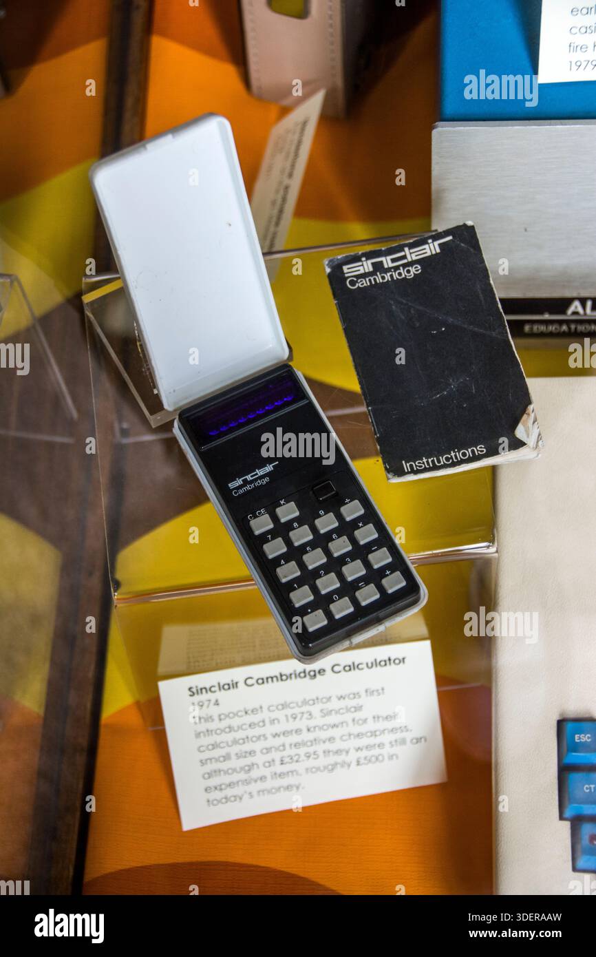 UK Made Pocket-size calculator , Sinclair Cambridge Calculator 1973 e il suo manuale di istruzioni Foto Stock