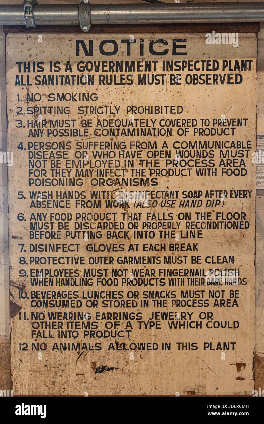 Elenco dei regolamenti sugli imballaggi alimentari in un museo storico di conserve dei pesci a Steveston B.C. Canada Foto Stock