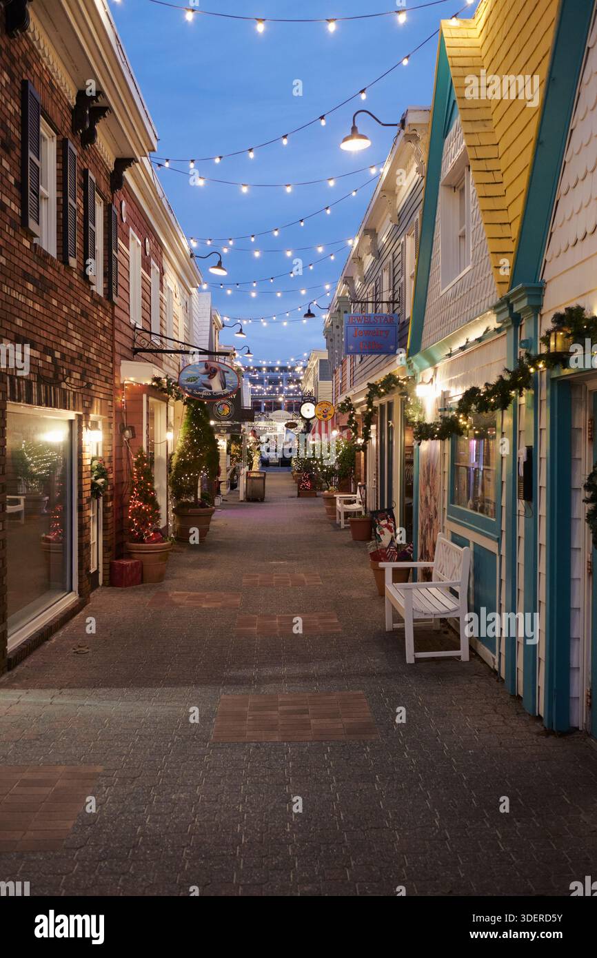 La galleria di negozi Penny Lane a Rehoboth Beach si illumina di luci natalizie durante la stagione invernale, creando un'atmosfera costiera festosa ma tranquilla Foto Stock