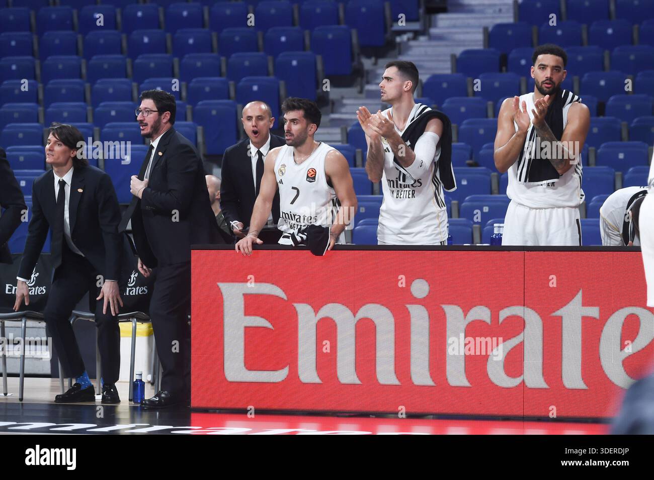 Madrid, Spagna. 8 gennaio 2026. I giocatori del Real Madrid festeggiano durante la partita di basket dell'Eurolega tra il Real Madrid e il Maccabi Rapyd Tel Aviv, alla Movistar Arena di Madrid, in Spagna, l'8 gennaio, 2026. crediti: Gustavo Valiente/Xinhua/Alamy Live News Foto Stock