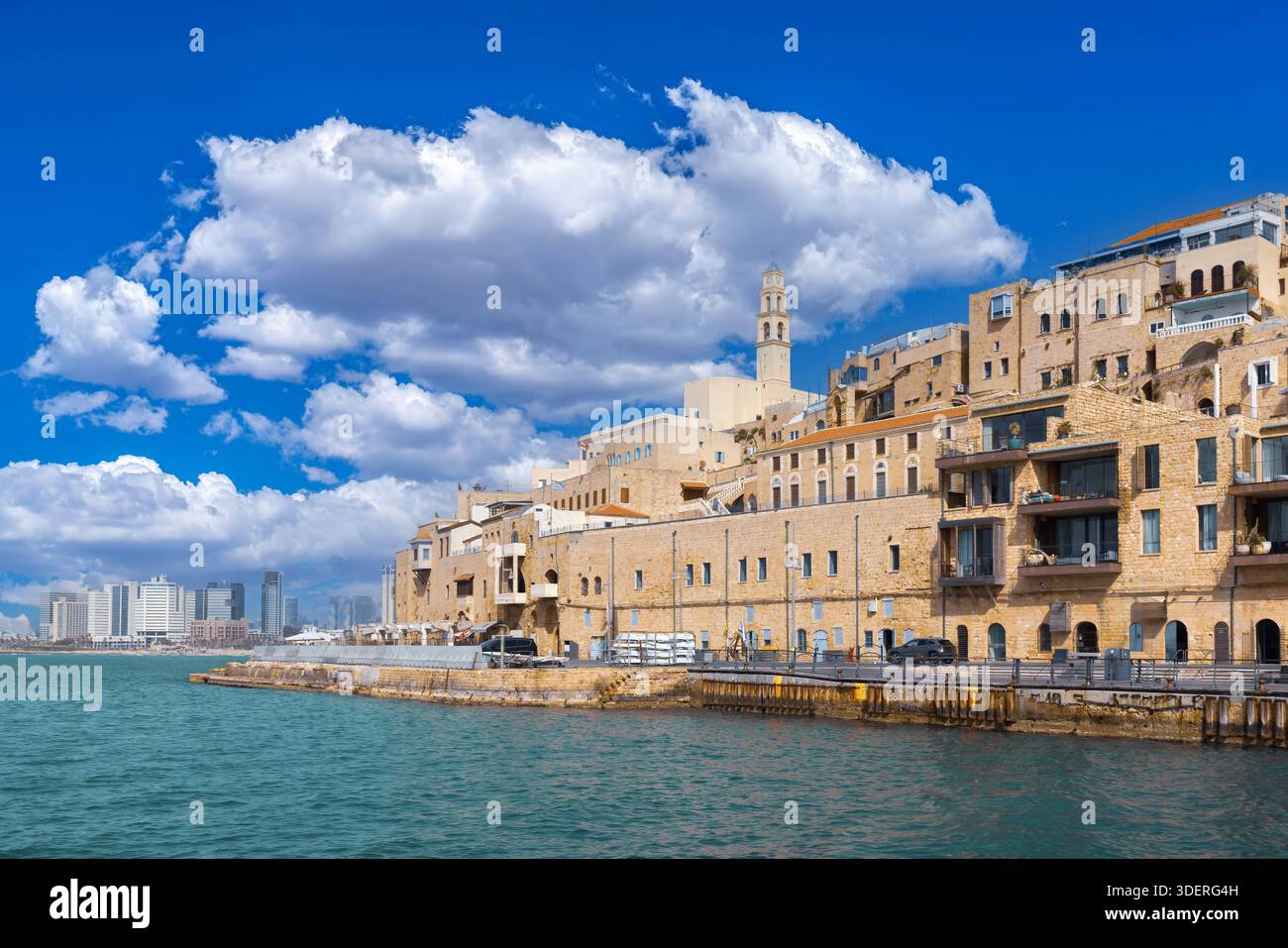 Israele, vista della costa costiera di Tel Aviv e dello storico porto di Namal Yafo Old Jaffa. Foto Stock