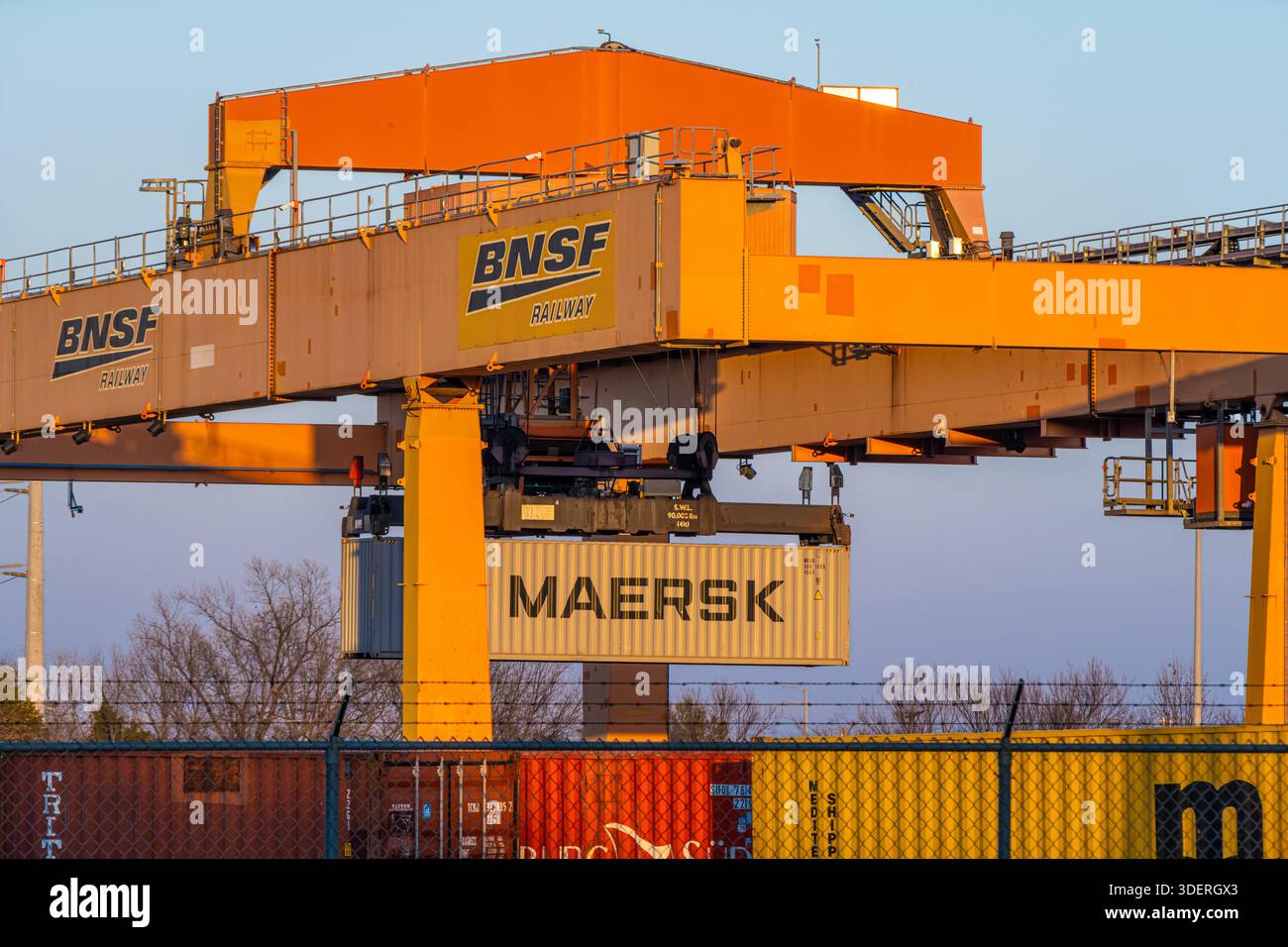 Gru di impilaggio di trasferire un contenitore ferroviaria a BNSF impianto intermodale in Memphis, Tennessee. (USA) Foto Stock