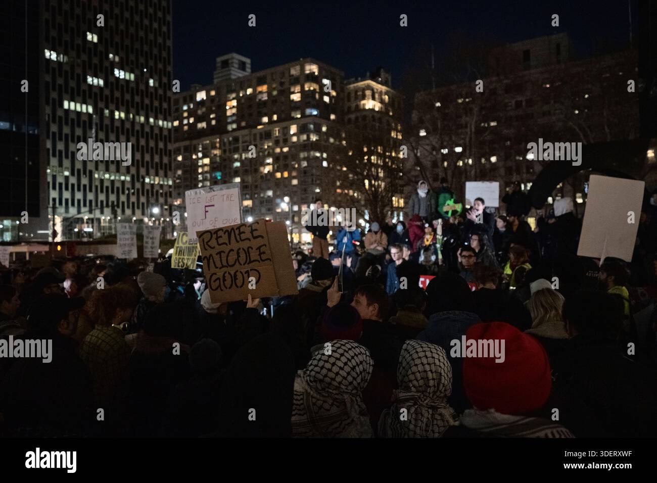 New York, New York, Stati Uniti. 8 gennaio 2026. I manifestanti ANTIGHIACCIO, un cartello con il nome Renee Nicole Good, si riuniscono a Lower Manhattan un giorno dopo che l'agente delle forze dell'immigrazione e delle dogane ha sparato e ucciso Good nella sua auto a Minneapolis, Minnesota. Crediti: Joseph Reid/Alamy Live News Foto Stock