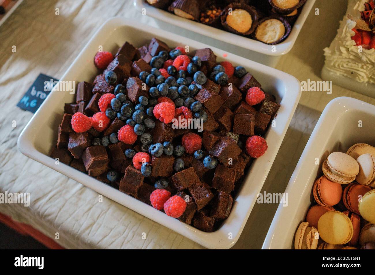 Elegante dessert con macaron, muffin e torta Foto Stock