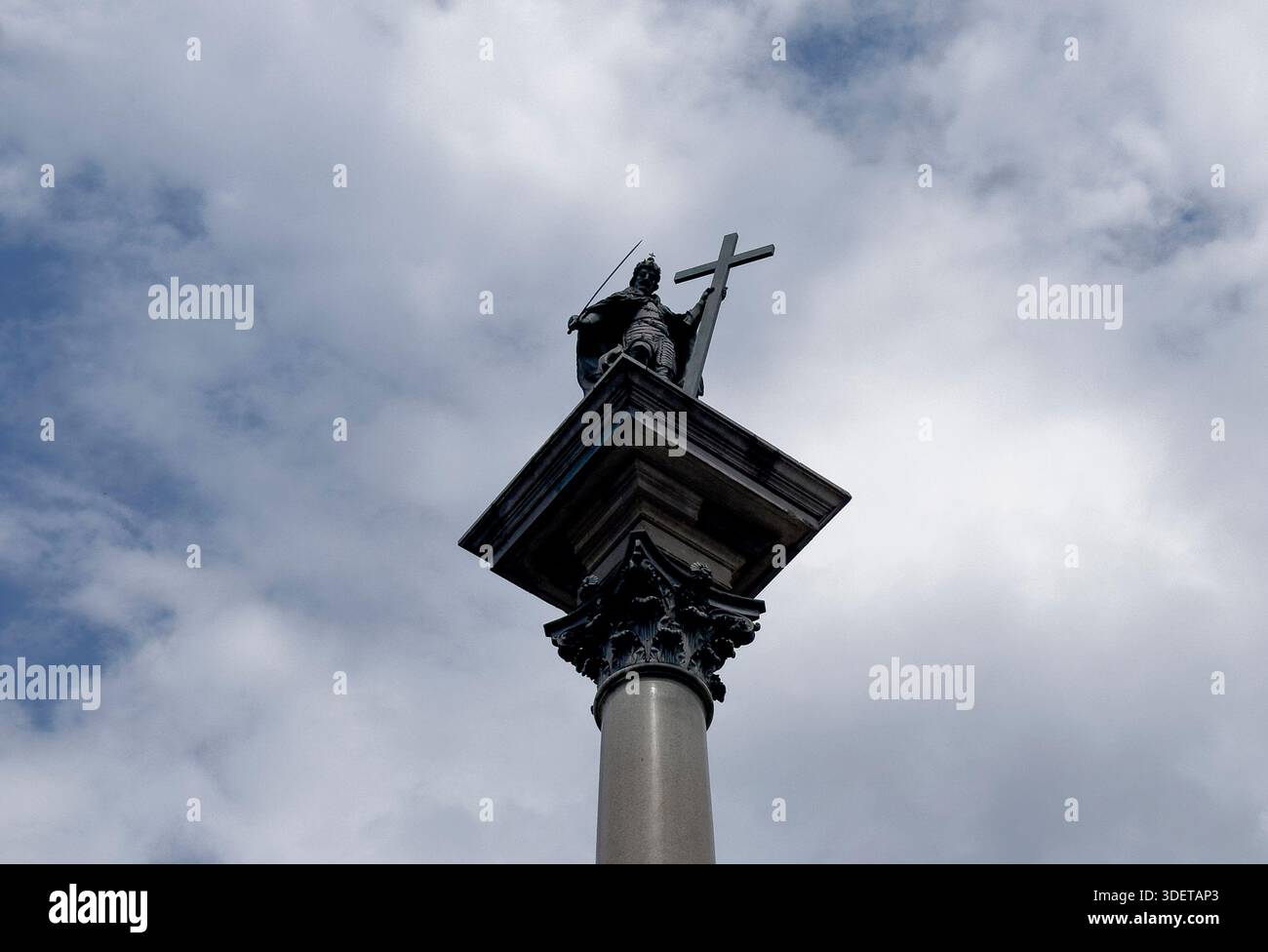 Polonia Varsavia colonna Sigismondo simbolo. Statua storica del re con la spada e attraversa il centro della città, famoso edificio storico, attrazione culturale Foto Stock