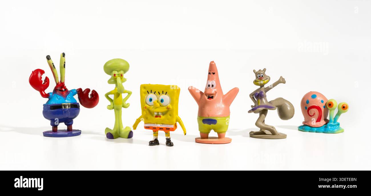 Statuette di personaggi famosi dei cartoni animati Spongebob, Patrick, Squidward, Mr. Krabs, Sandy e Gary in piedi insieme su sfondo bianco Foto Stock