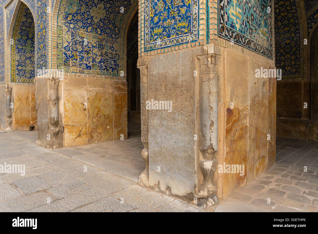 Grand Courtyard e iwan piastrellati blu della Moschea Imam a Isfahan, Iran Foto Stock