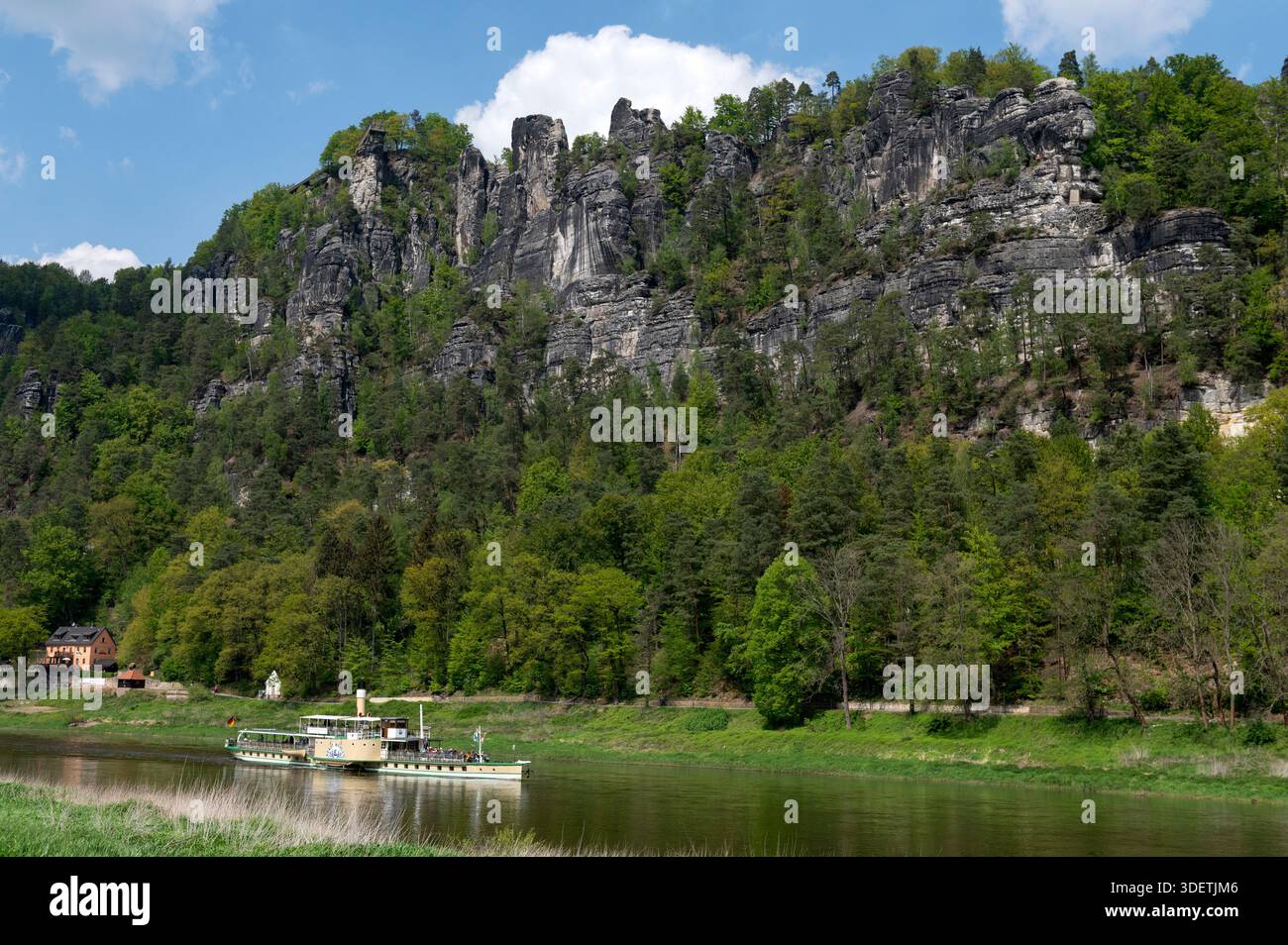 Oberrathen Sassonia Germania Una giornata gloriosa con cieli blu e nuvole soffici lungo l'Elba nella Svizzera sassone (tedesco: Sächsische Schweiz) Nazionale Foto Stock