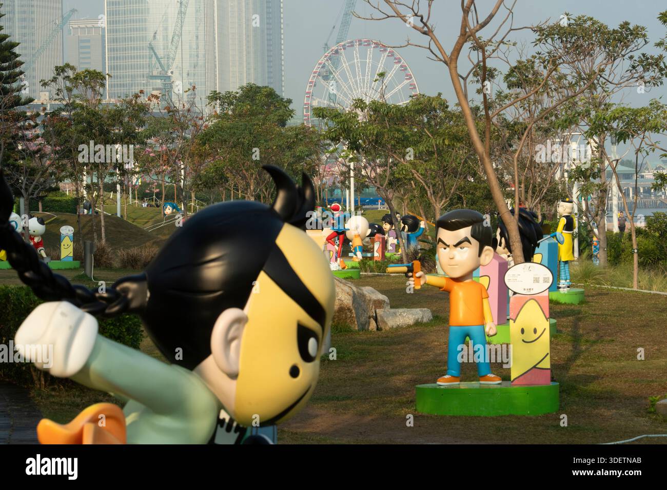 Personaggi dei cartoni animati alla Hong Kong Promenade, con la ruota panoramica e le torri IFC sullo sfondo. Foto Stock