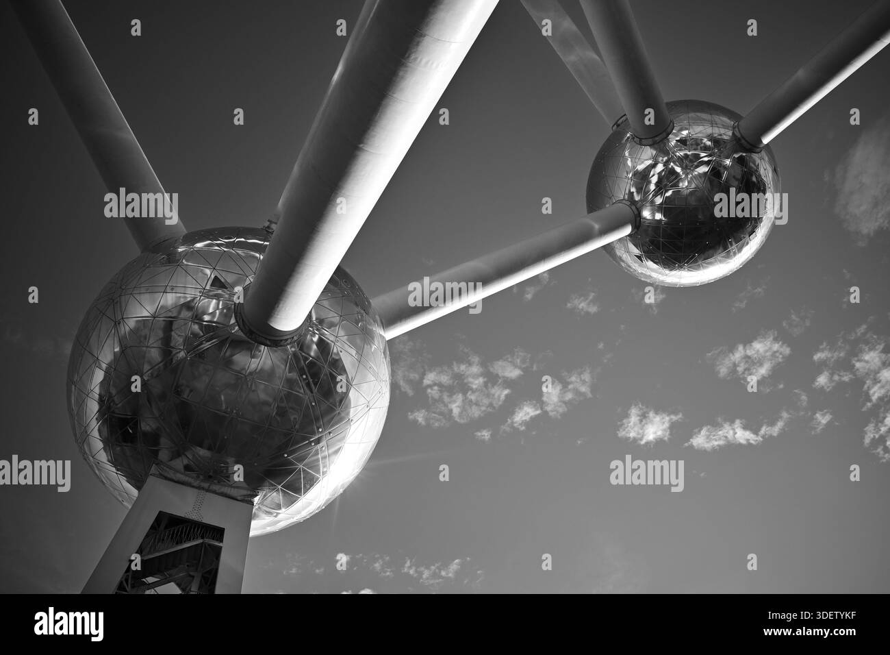 Futurismo retrò nella forma dell'iconico simbolo dell'Atomium di Bruxelles dalla Fiera del mondo del 1958, inaugurando l'era atomica Foto Stock