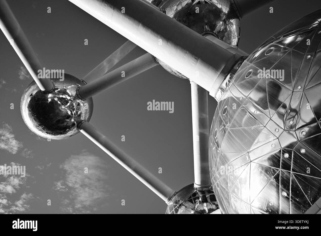 Futurismo retrò nella forma dell'iconico simbolo dell'Atomium di Bruxelles dalla Fiera del mondo del 1958, inaugurando l'era atomica Foto Stock