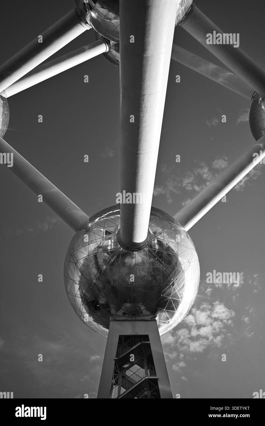 Futurismo retrò nella forma dell'iconico simbolo dell'Atomium di Bruxelles dalla Fiera del mondo del 1958, inaugurando l'era atomica Foto Stock