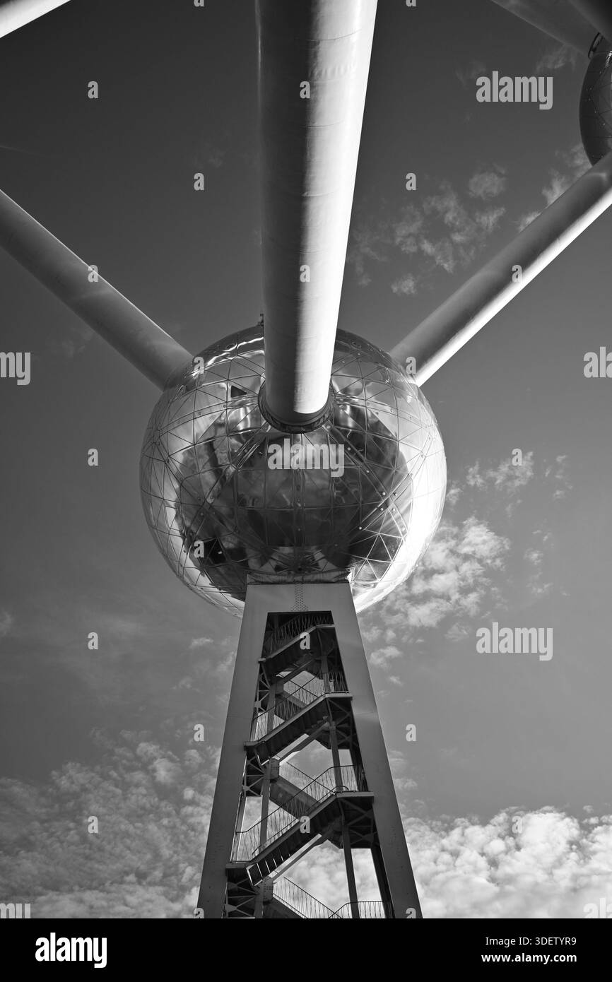 Futurismo retrò nella forma dell'iconico simbolo dell'Atomium di Bruxelles dalla Fiera del mondo del 1958, inaugurando l'era atomica Foto Stock