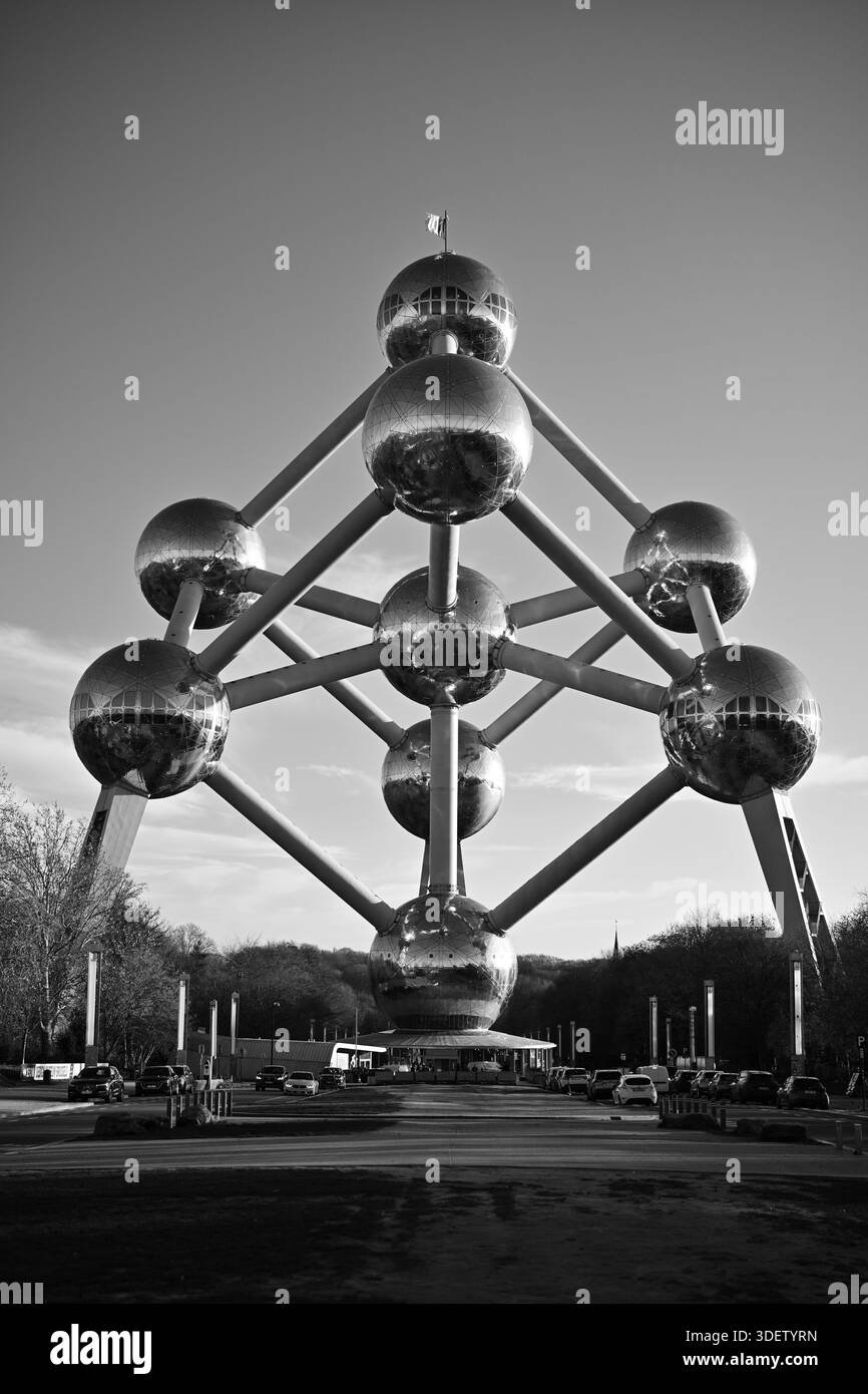 Futurismo retrò nella forma dell'iconico simbolo dell'Atomium di Bruxelles dalla Fiera del mondo del 1958, inaugurando l'era atomica Foto Stock