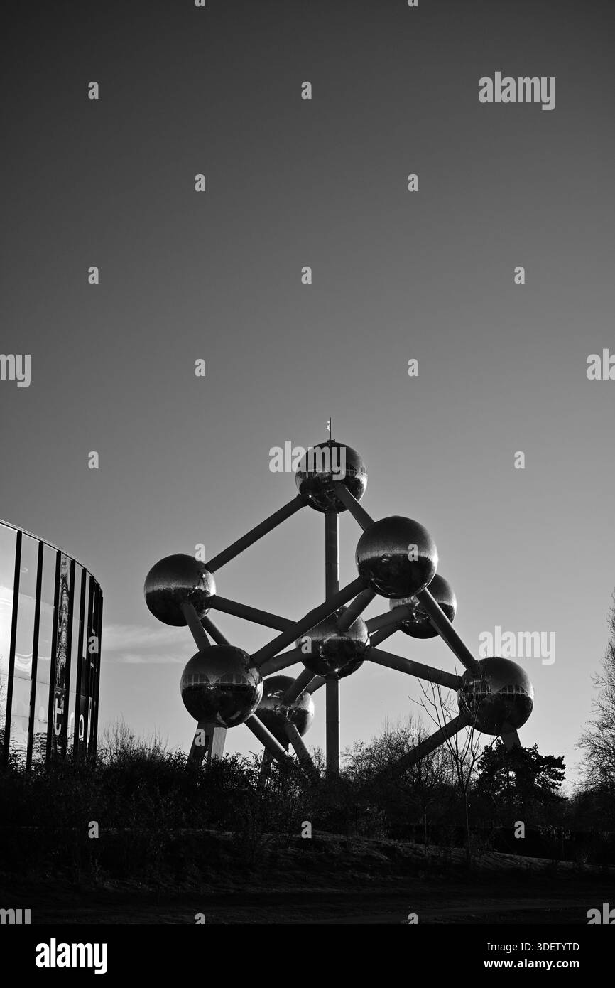 Futurismo retrò nella forma dell'iconico simbolo dell'Atomium di Bruxelles dalla Fiera del mondo del 1958, inaugurando l'era atomica Foto Stock