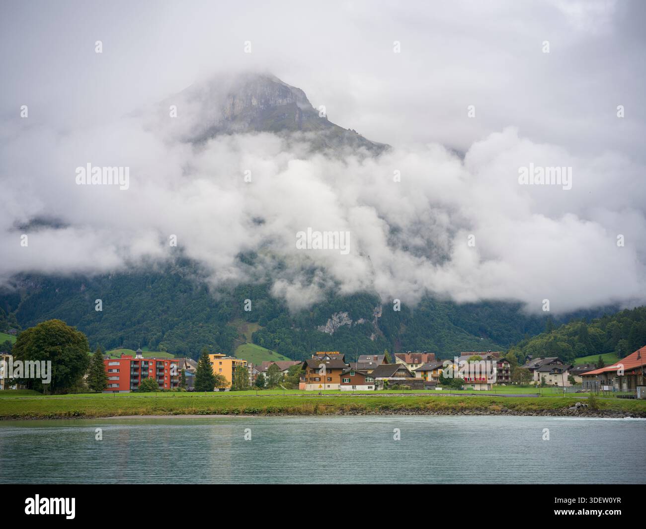 Svizzera, Engelberg con il lago Eugeni in primo piano Foto Stock