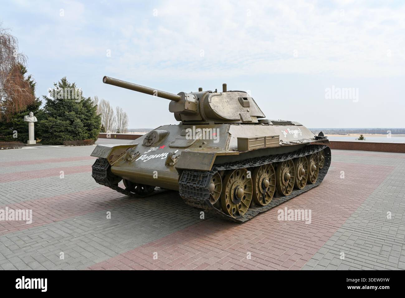 Carro armato T-34 sulla piattaforma di osservazione vicino al museo "Battaglia di Stalingrado", sponda del fiume Volga. Foto Stock