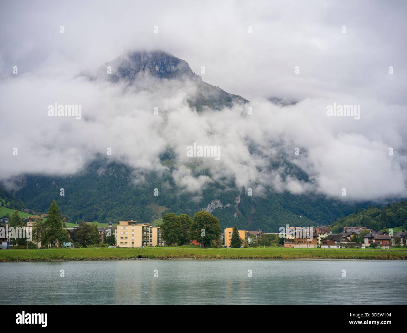 Svizzera, Engelberg con il lago Eugeni in primo piano Foto Stock