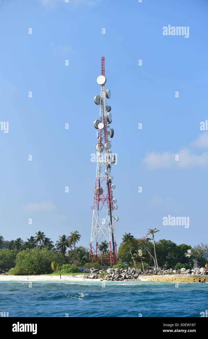 Torre di telecomunicazione in un'isola delle Maldive. Mahibadhoo, Maldive, Asia Foto Stock