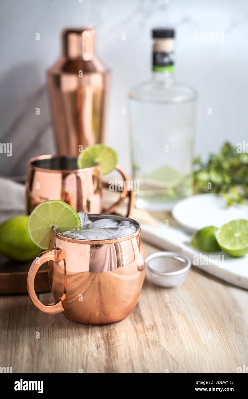 Cocktail mulo di Mosca in tazza di rame che si prepara con il lime Foto Stock