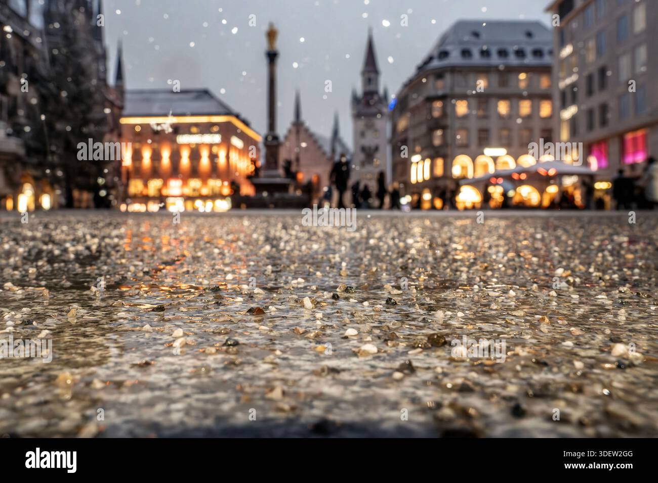 Schneefall am Marenplatz, der Winterdienst verteilt Streugut auf dem Platz, Split liegt auf dem vereisten Boden, München, 8. Januar 2026 Deutschland, München, 8. Januar 2026, Schneefall am Marienplatz, der Winterdienst streut den Platz, Split liegt auf dem vereisten Pflaster, mindert die Rutschgefahr, umweltschonend, besser als Salz, Sturmtief Elli bringt Schnee und Glatteis in der Altstadt, Kältewelle, Schnee bei 0 Grad in der Stadt, Glättegefahr, Winterwern, Winter, Bayern, Bayern *** nevicata a Marenplatz, il servizio invernale spalma grana sulla piazza, grinta giace sul terreno ghiacciato, Monaco, Janua Foto Stock