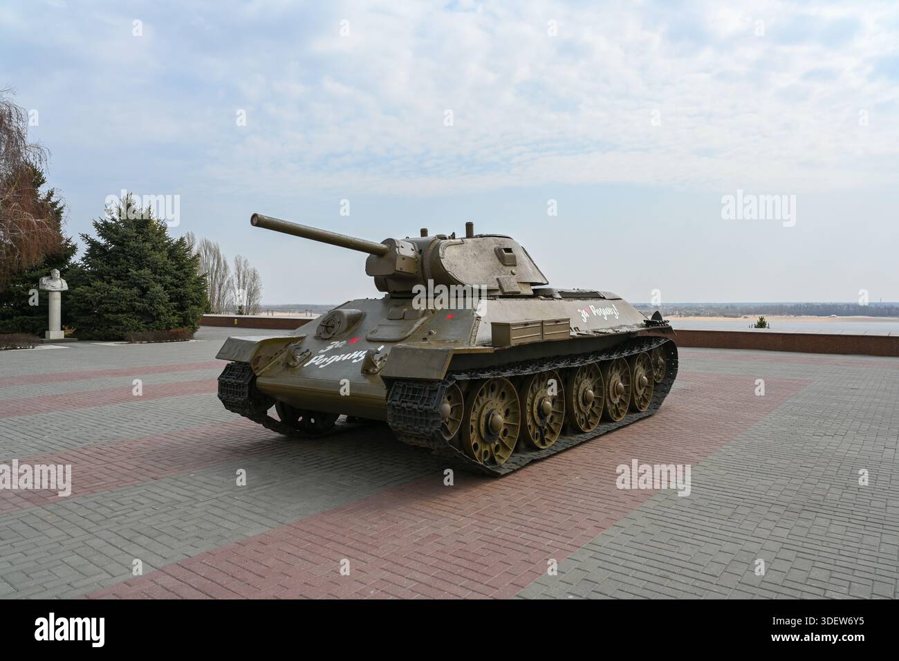 Carro armato T-34 sulla riva del fiume Volga a Volgograd. Foto Stock