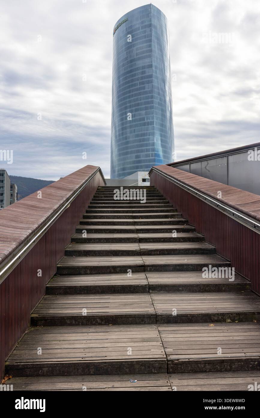 Bilbao, Torre Iberdrola, grattacielo, scalinata Foto Stock