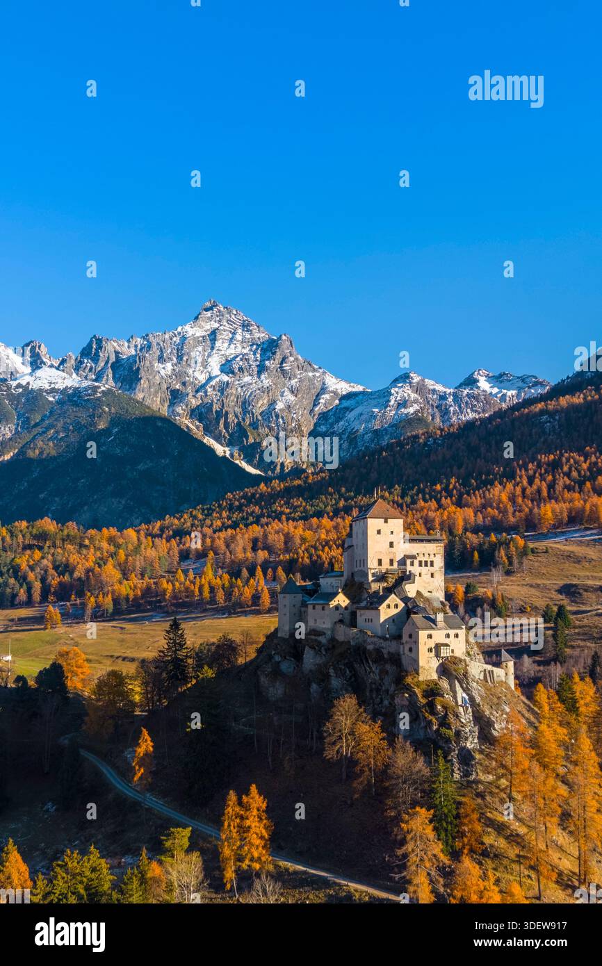 Vista aerea del castello di Tarasp in autunno. Tarasp, bassa Engadina, Cantone dei Grigioni, Svizzera, Europa. Foto Stock