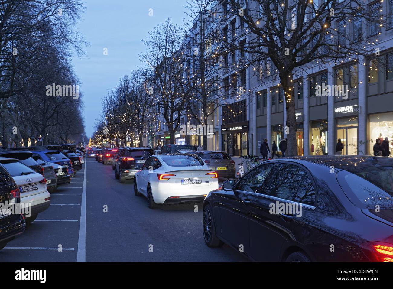 Lunga coda di auto sul fiume Koe, traffico di shopping a Natale, crepuscolo, Duesseldorf, Renania settentrionale-Vestfalia, Germania Foto Stock