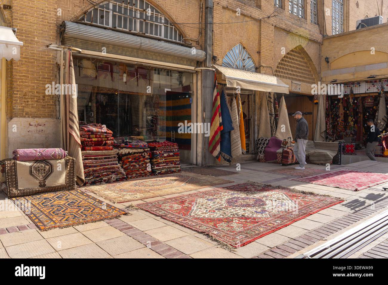 Negozio di souvenir tradizionale persiano con tappeti colorati e tessuti fatti a mano a Shiraz Foto Stock