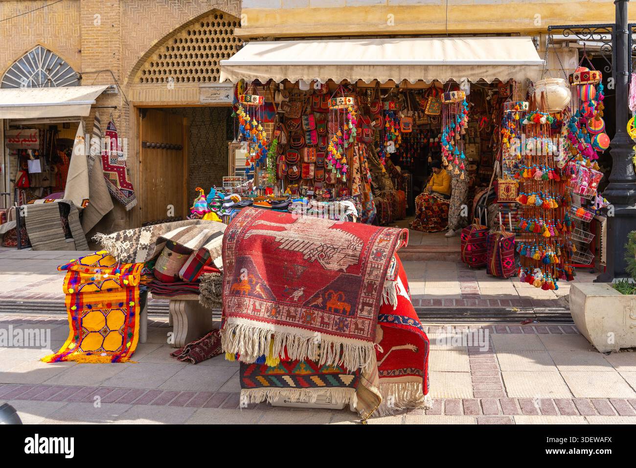 Negozio di souvenir tradizionale persiano con tappeti colorati e tessuti fatti a mano a Shiraz Foto Stock