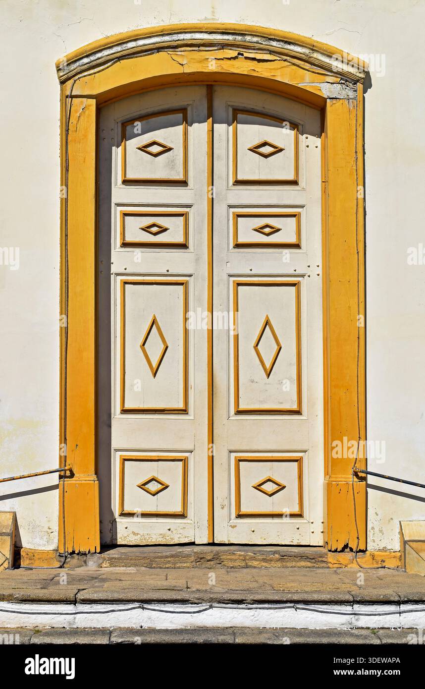 Porta della chiesa sulla facciata di Sao Jose do Barreiro, San Paolo, Brasile Foto Stock